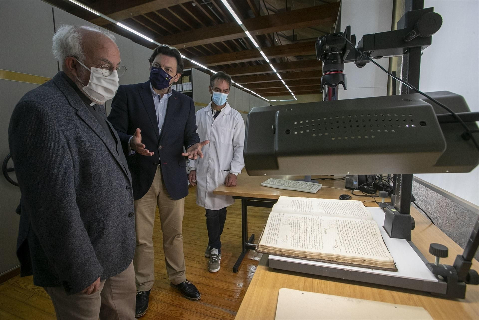 El secretario xeral da Emigracion, Antonio Rodríguez Miranda, durante una visita al archivo diocesano de Santiago.