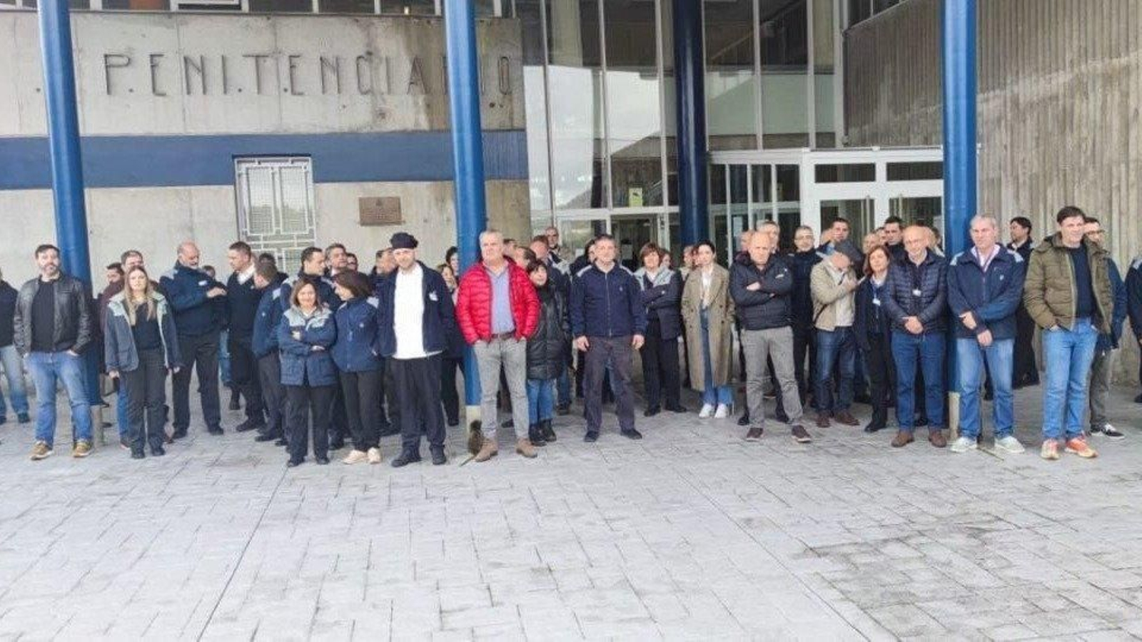 Concentración, ayer, de los trabajadores a las puertas del centro penitenciario de A Lama.