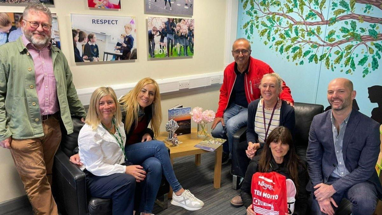 O alcalde de Nigrán, Juan González, cos mestres de ambos centros educativos.