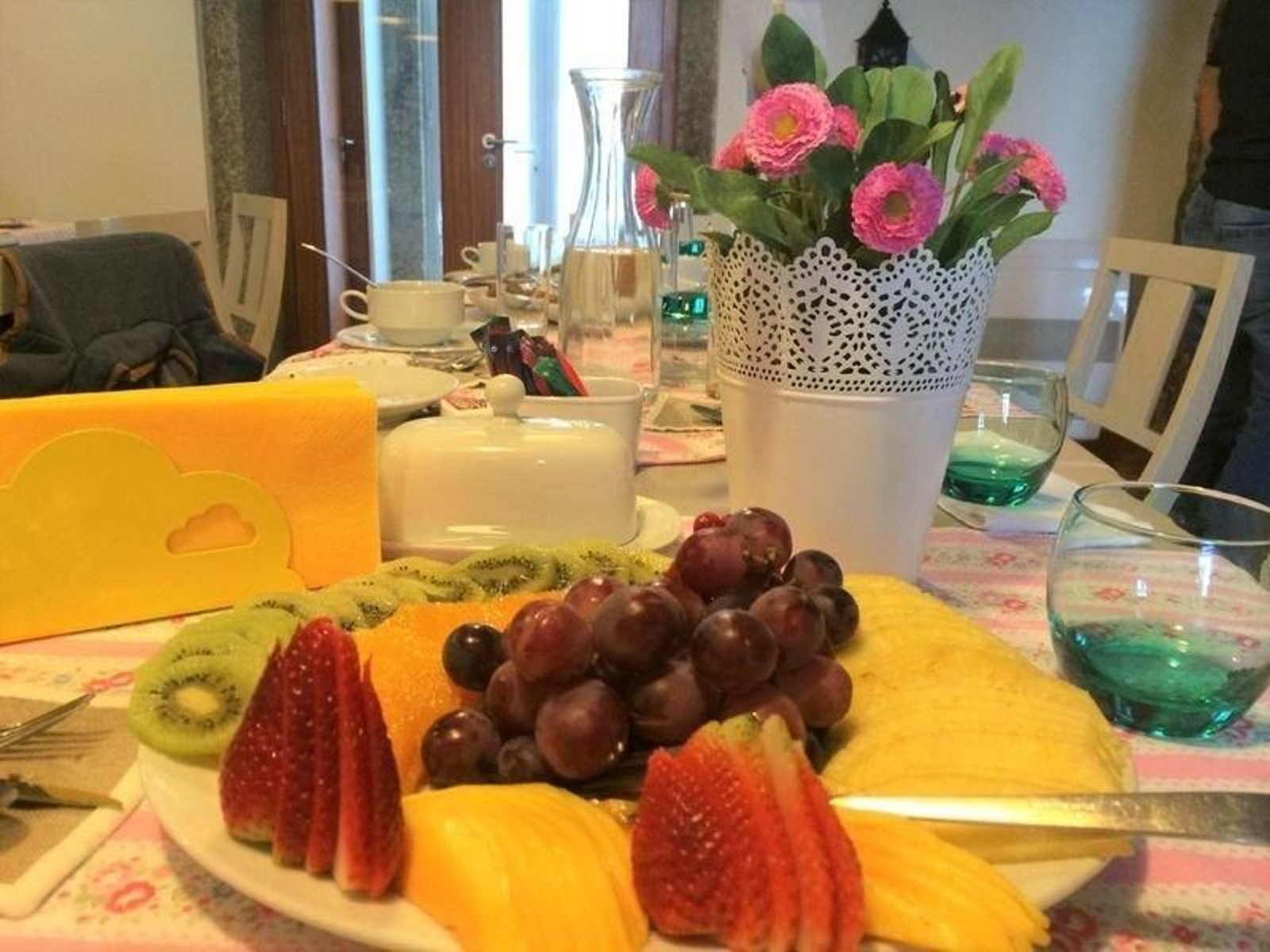 La dieta DASH incluye un consumo frecuente de frutas y hortalizas.