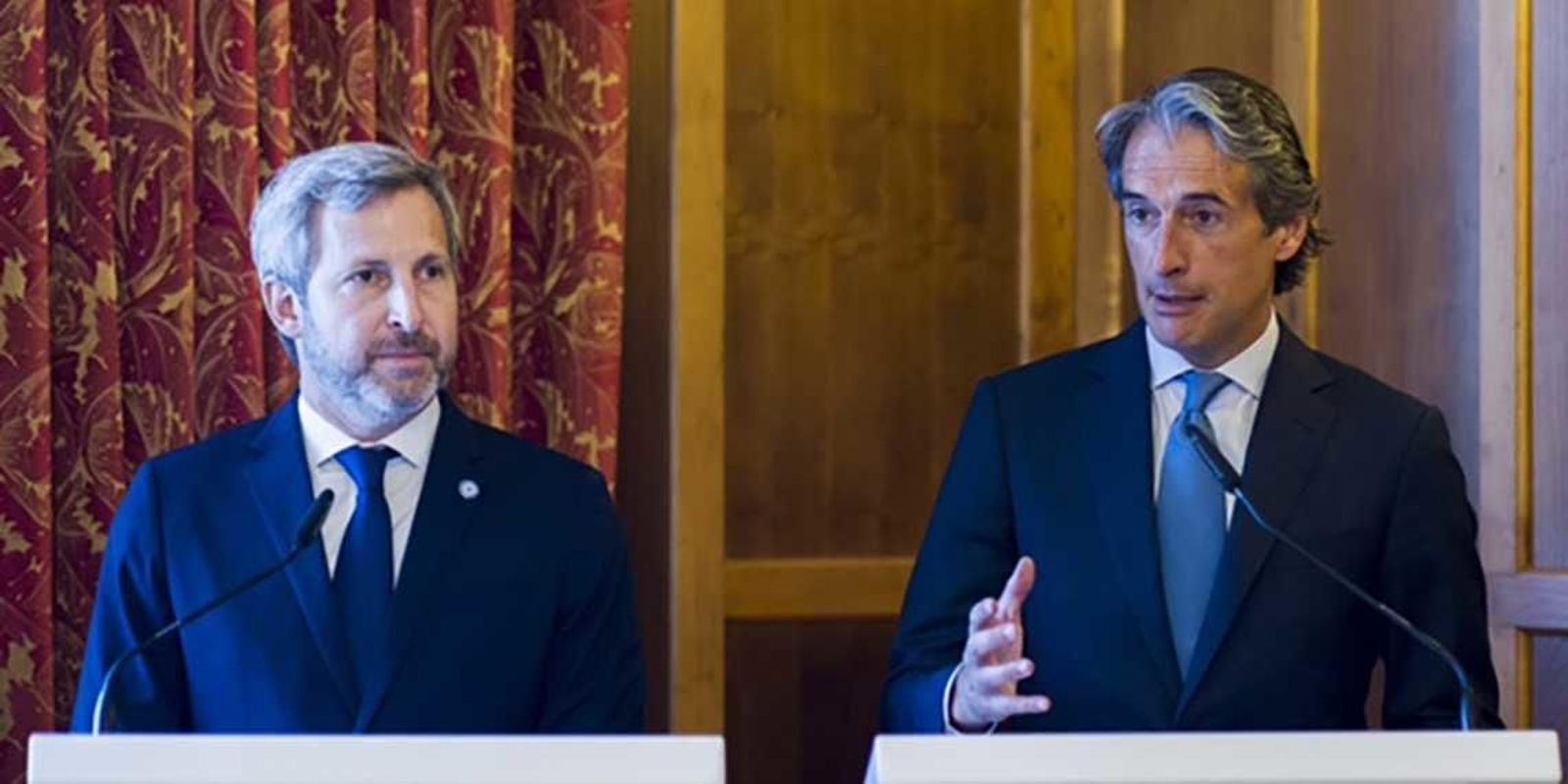 El ministro de Fomento, Íñigo de la Serna, (a la derecha) ha firmado, junto al ministro del Interior, Obras Públicas y Vivienda de la República de Argentina, Rogelio Frigerio, este convenio de colaboración.