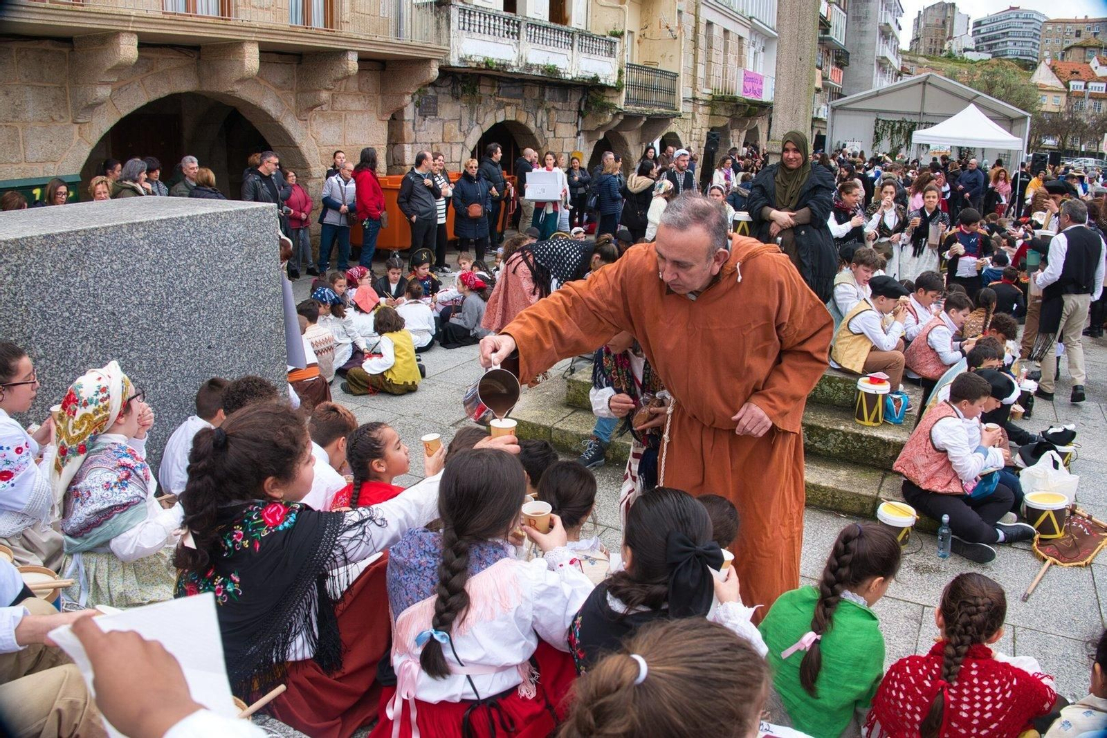 Reparto de chocolate en la Reconquistiña de Vigo.