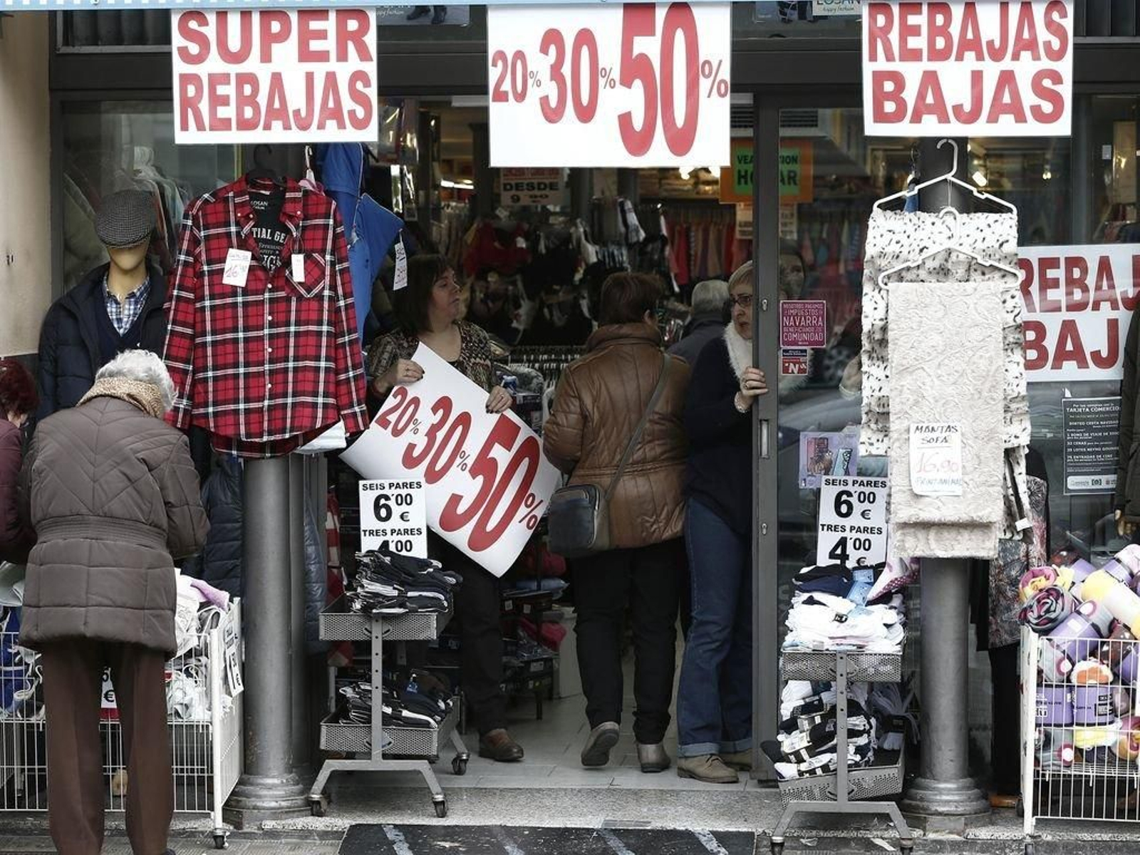 Escaparate de una tienda textil de Pamplona en campaña de rebajas.