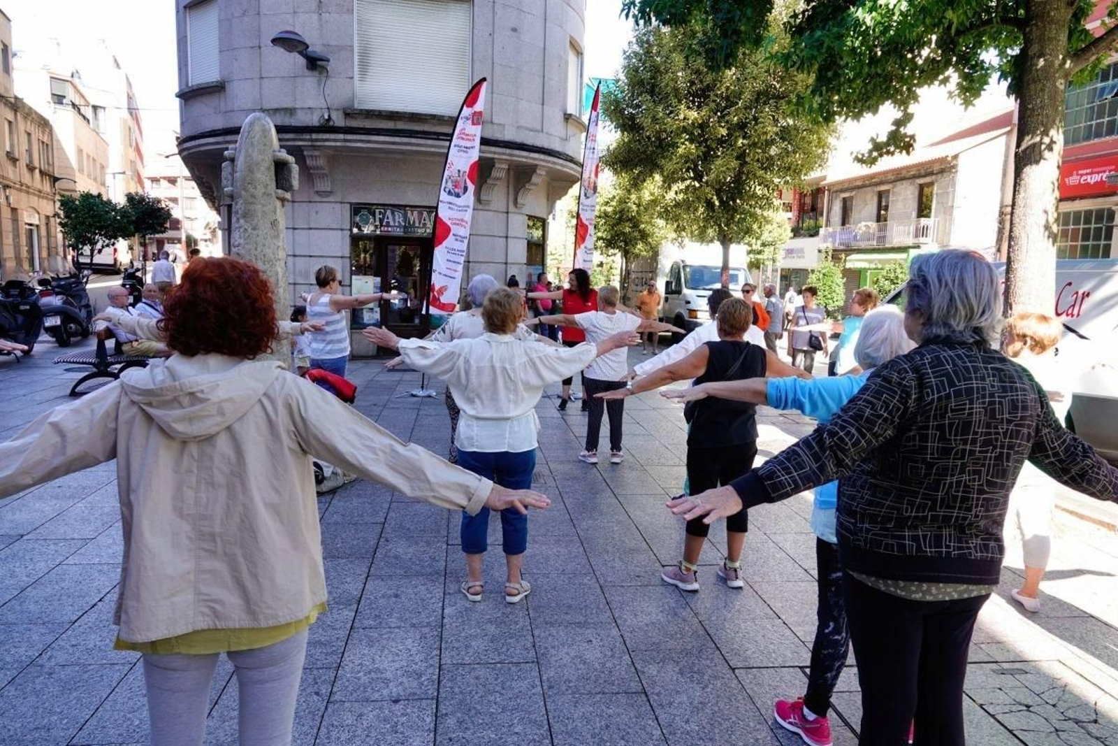 Un grupo de personas realizan una actividad al aire libre
