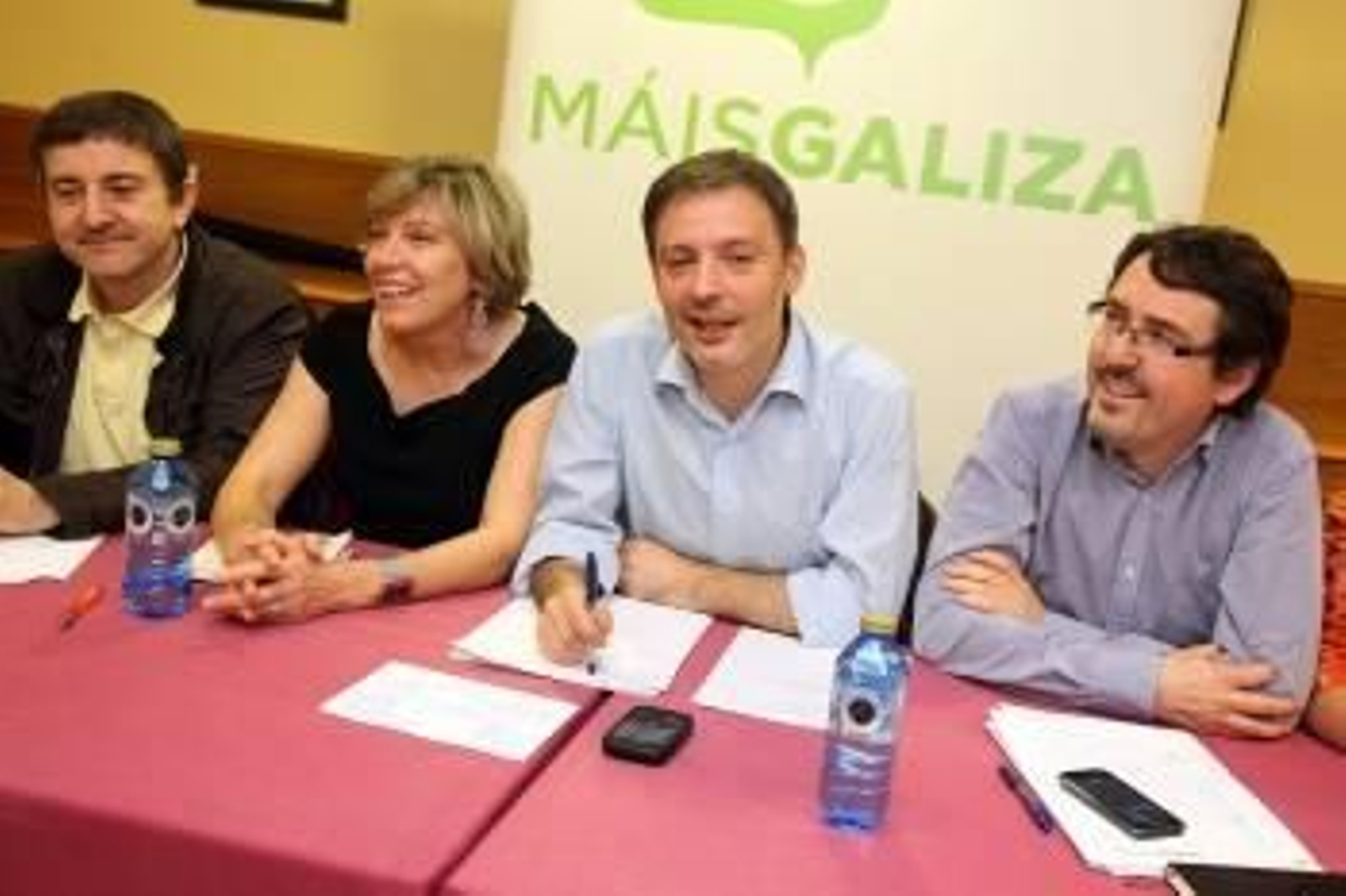 Xoán Bascuas, en el centro de la imagen, durante la rueda de prensa que ofreció en Santiago. (Foto: VICENTE PERNÍA)