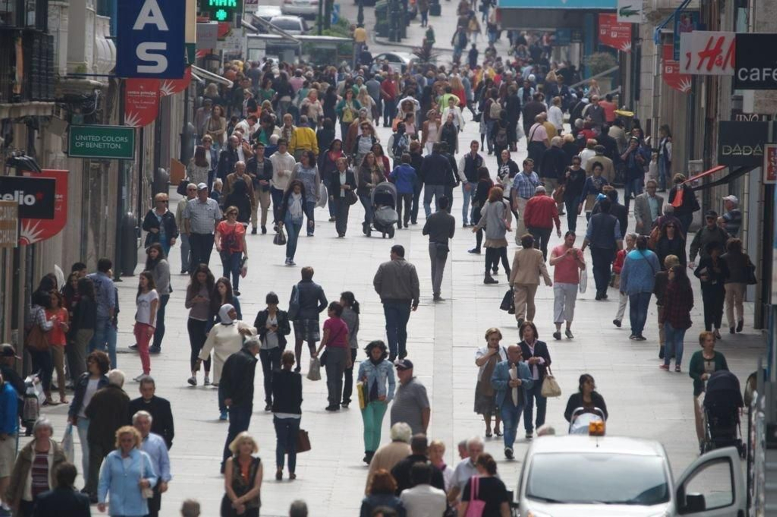 Cientos de vigueses caminando por la calle del Príncipe.