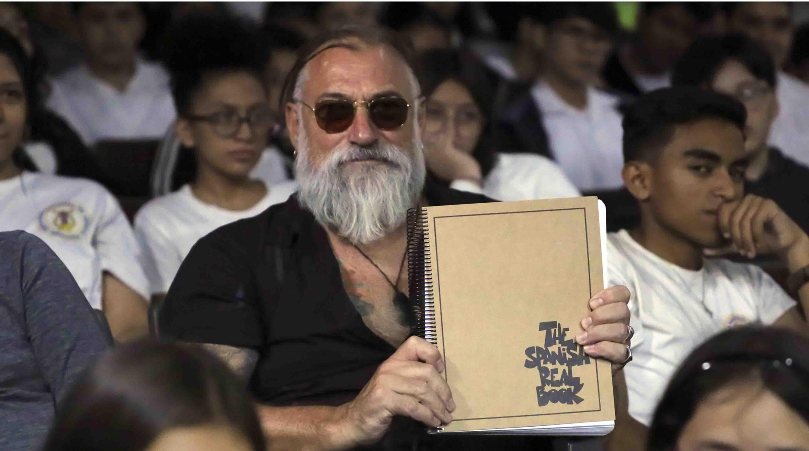 El español Gonzalo Cañellas, editor del libro The Spanish Real Book, muestra el libro durante en el Auditorio de la Escuela Nacional de Música en Tegucigalpa (Honduras). EFE/Gustavo Amador