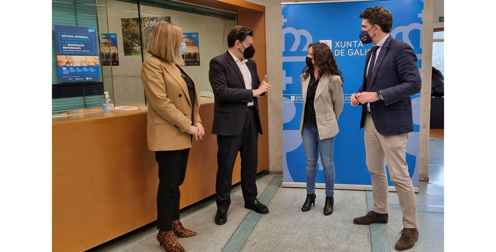 El secretario xeral da Emigración y el delegado de la Xunta en Lugo, en la Oficina del Retorno de la capital lucense