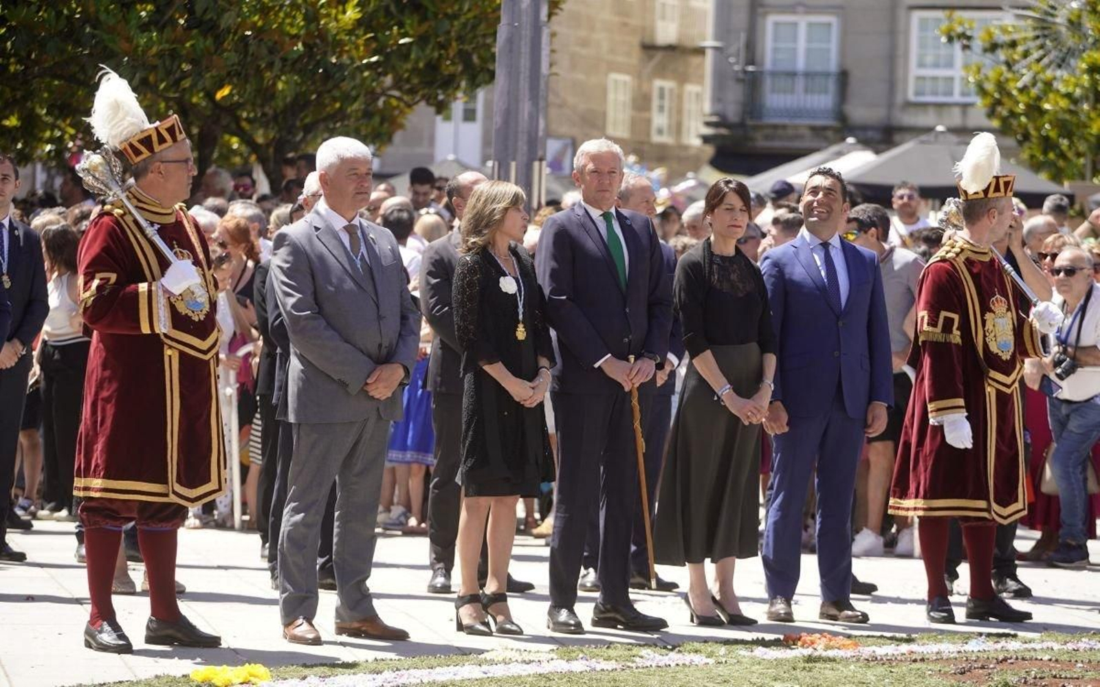 Alfonso Rueda  junto a la alcaldesa, Nava Castro, presidió la procesión de Corpus acompañdo por el presidente de la Diputación de Pontevedra, Luís López, la conselleira, María Martínez Allegue, y el primer teniente de alcaldesa, Juan Carlos González Carrera.