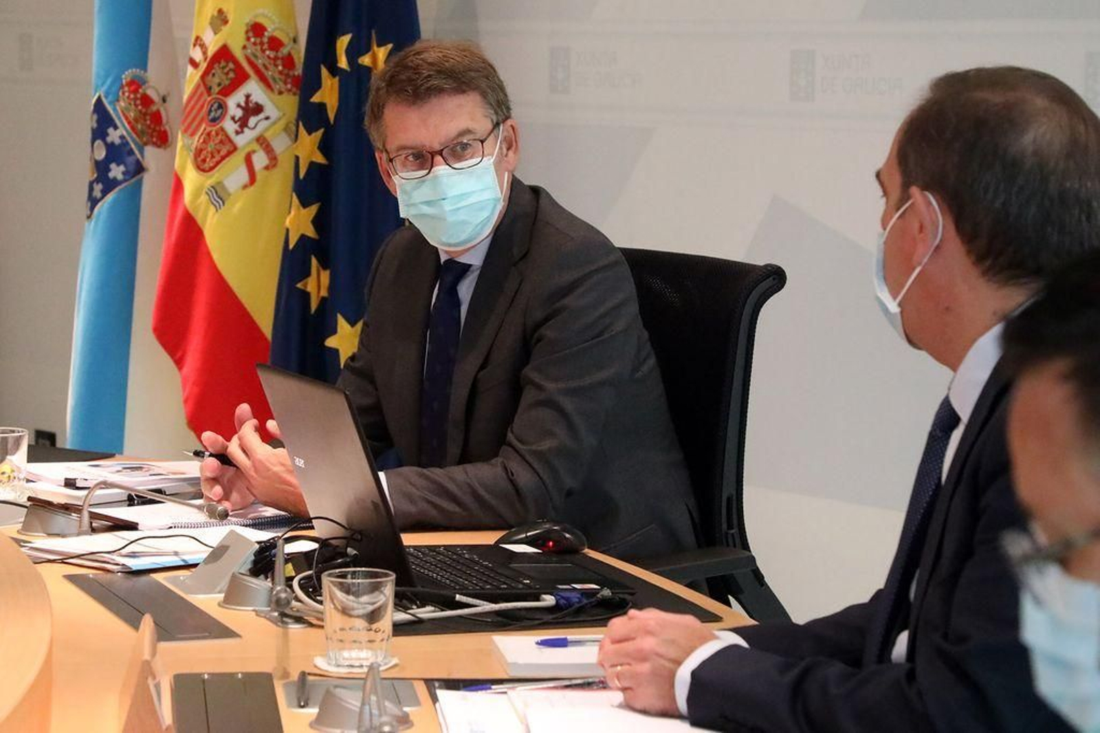 Feijóo conversa con Valeriano Martínez durante la reunión del Consello de la Xunta.