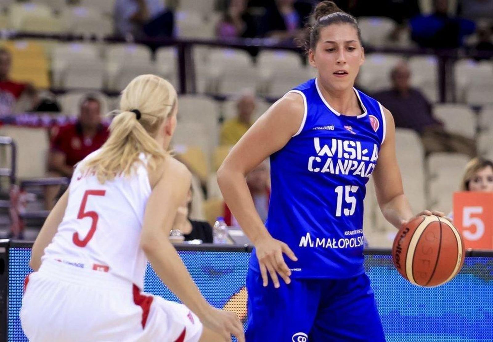 María Pérez Araújo, con el balón, en un partido con su actual equipo, el Wisla Canpack de Cracovia.