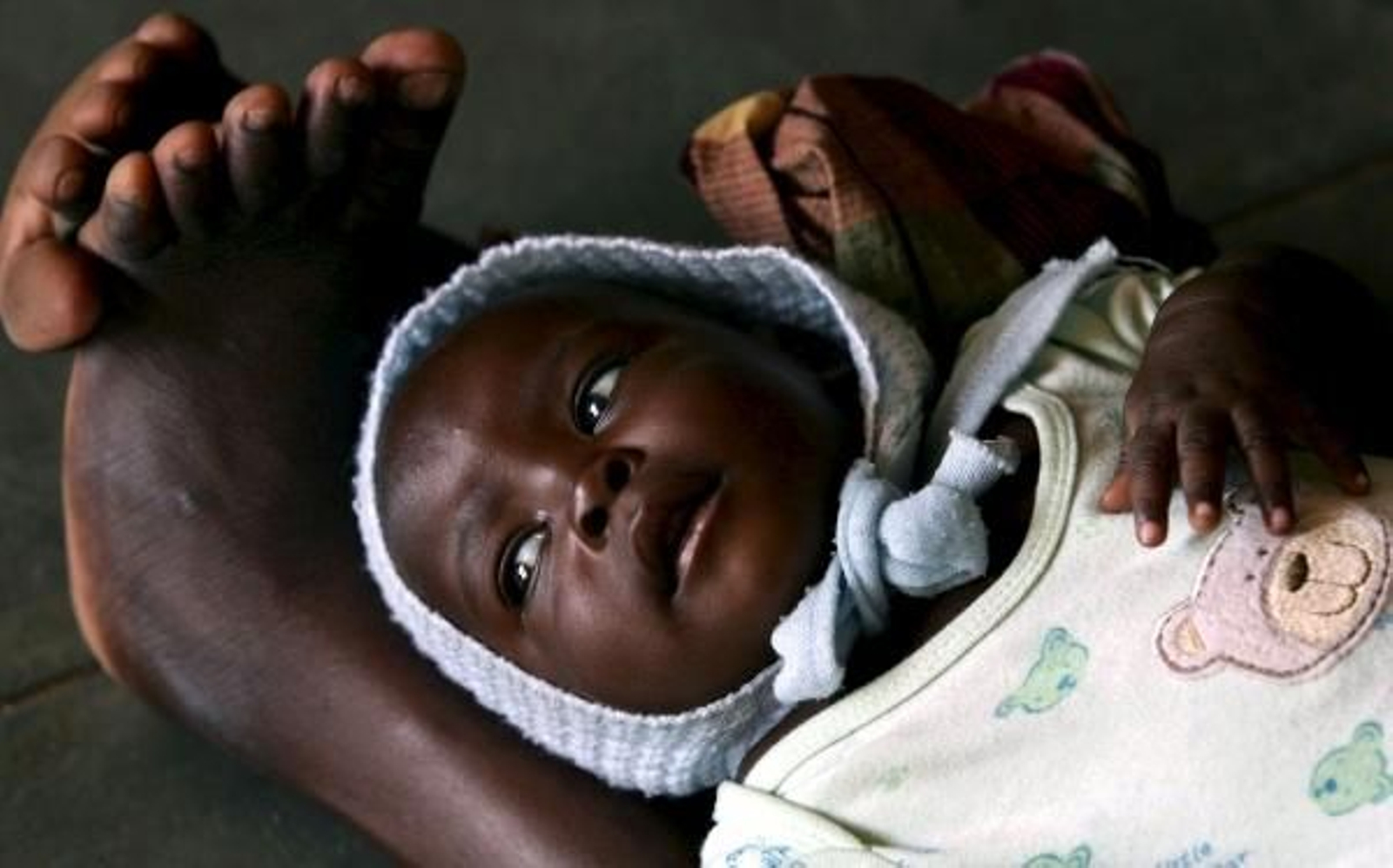 Una mujer sostiene a su bebé sobre las piernas. (Foto: Paco Campos)