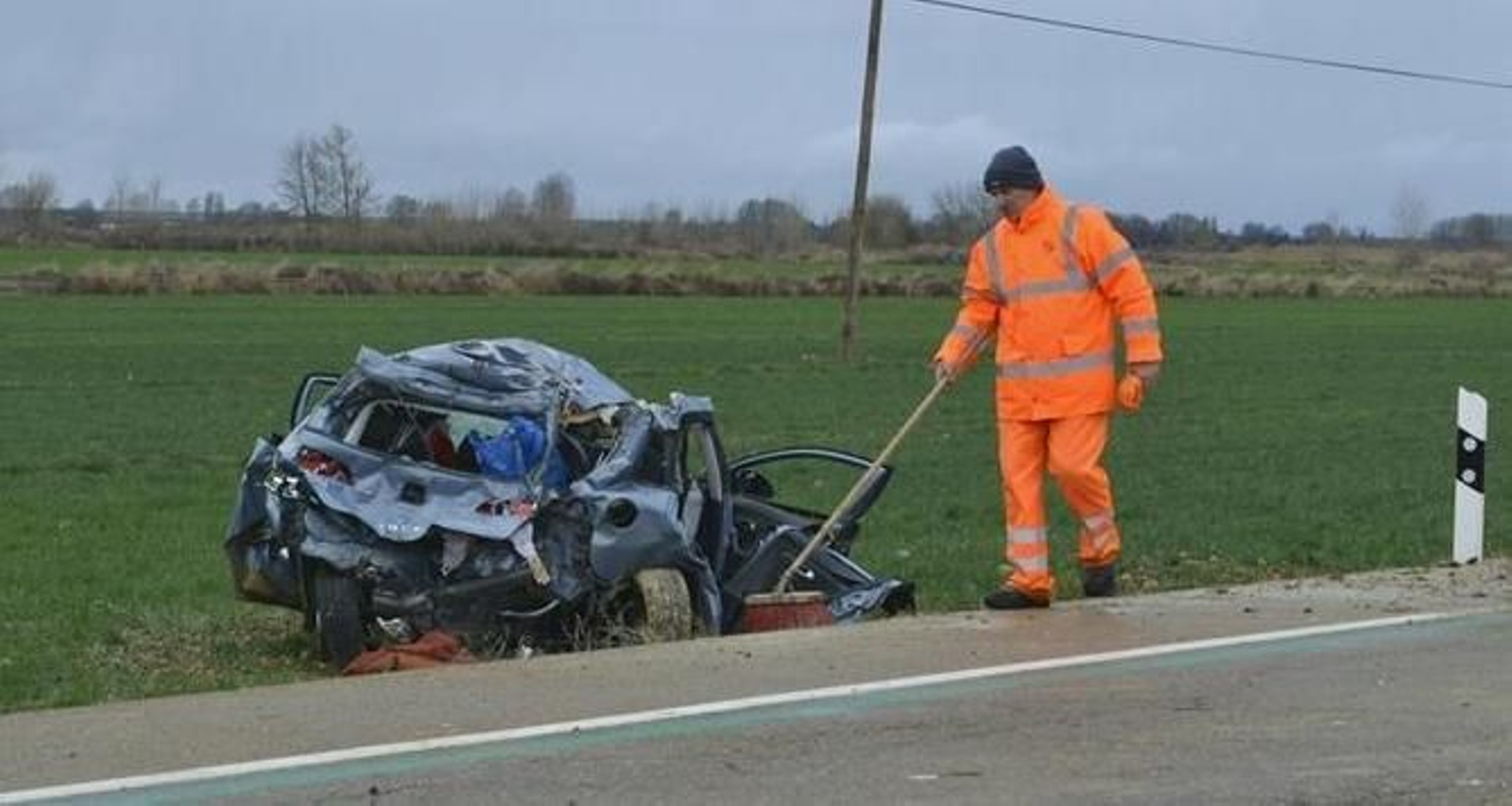 Vista del vehículo siniestrado en un accidente en el que dos mujeres y un niño han muerto hoy al colisionar con un autocar del Imserso