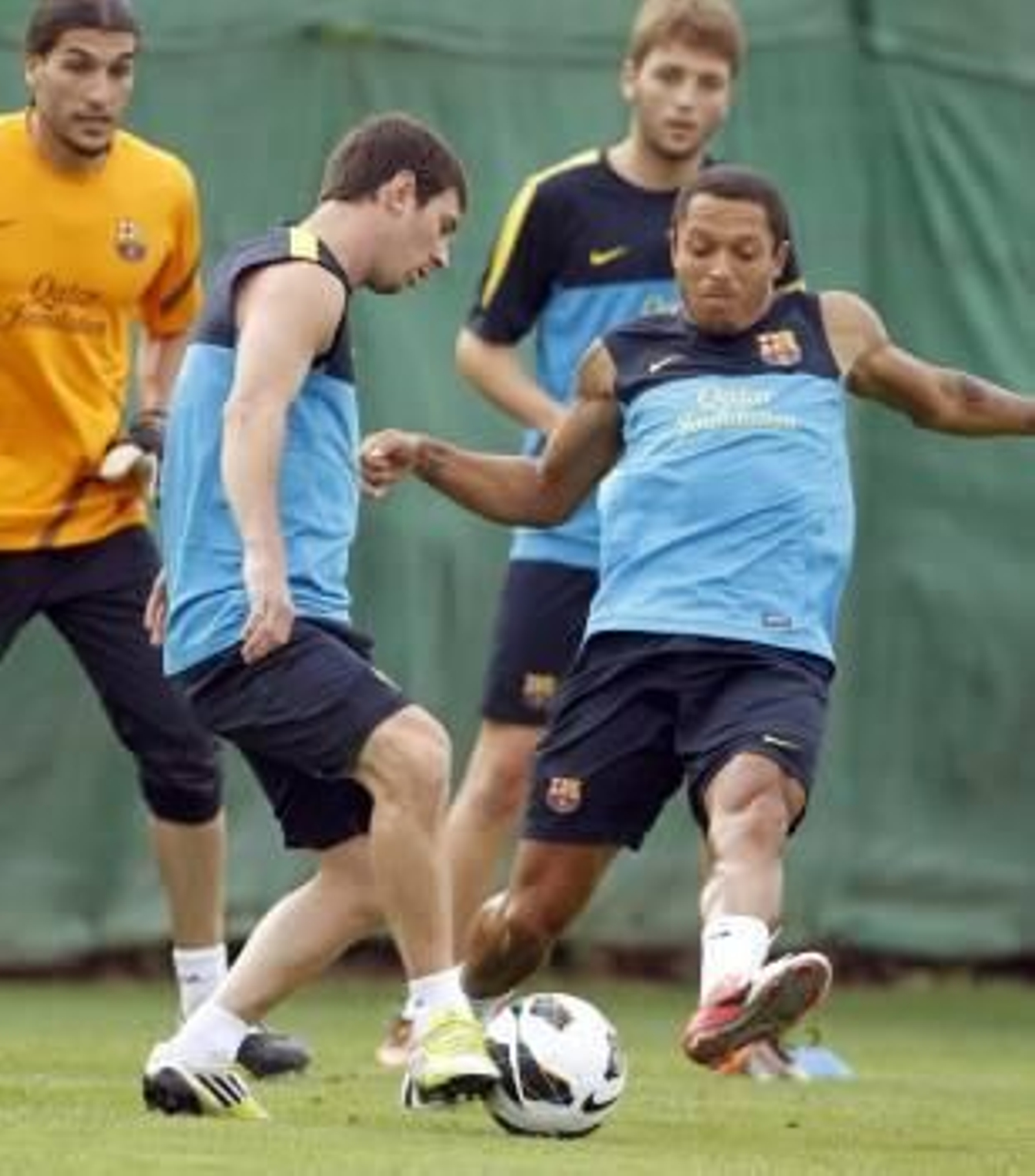 Leo Messi encara a Adriano. (Foto: ANDREU DALMAU)
