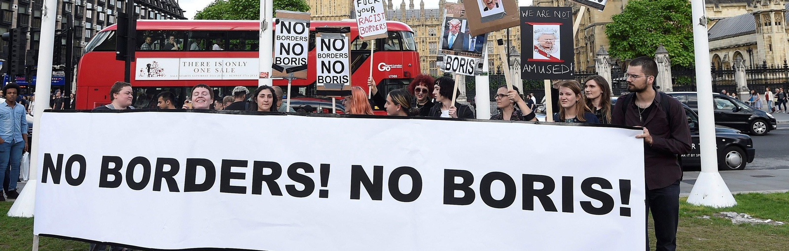 Varios manifestantes que apoyan la permanencia del Reino Unido en la Unión Europea se reúnen delante del Parlamento británico y de la residencia del primer ministro británico, David Cameron