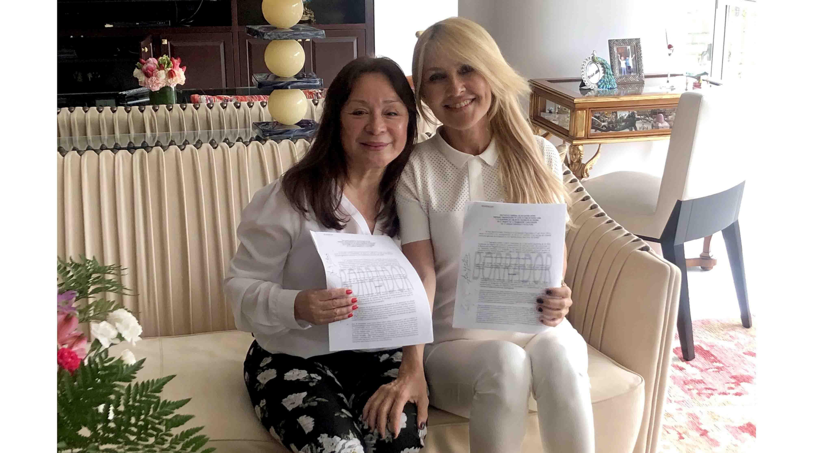 Cayetana Guillén Cuervo (i) y Ana María Estrada (d), presidentas de la Academia de las Artes Escénicas de España y de la organización hispana de actores latinos en Nueva York (HOLA), respectivamente, posan tras firmar un convenio de colaboración en Nueva York. EFE/Javier Otazu