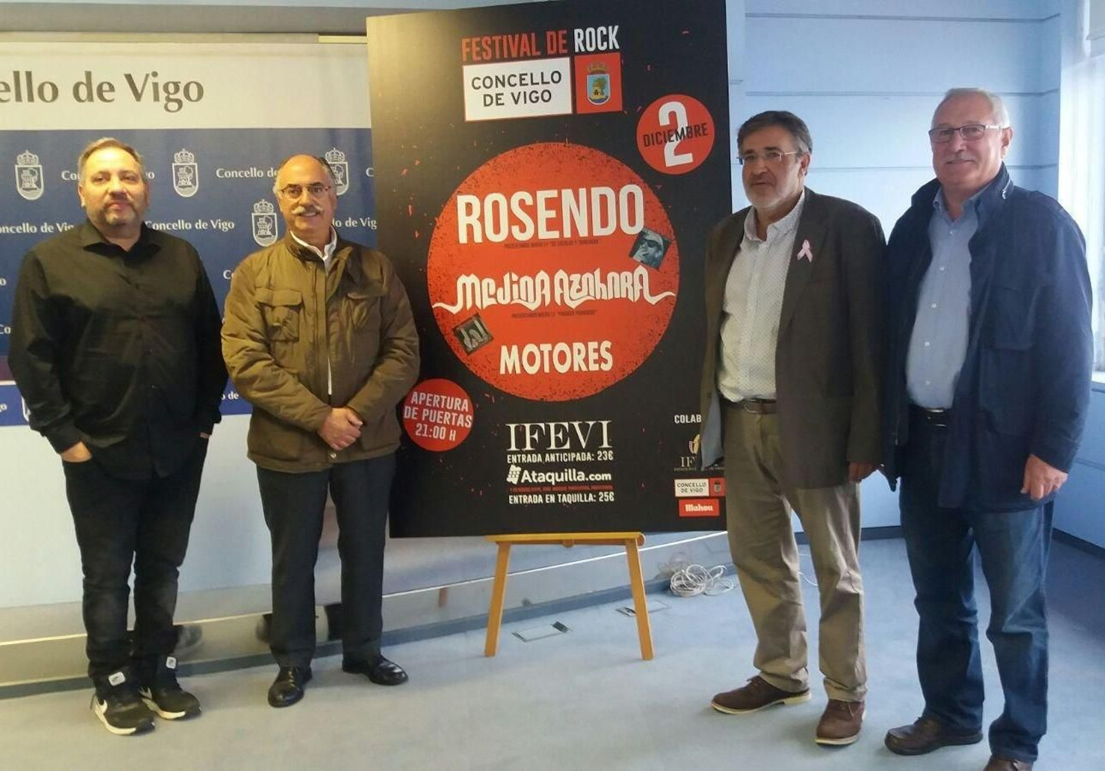 Arsenio Prieto (segundo por la izquierda) y Javier Pardo (tercero por la izquierda), ayer en el Concello.