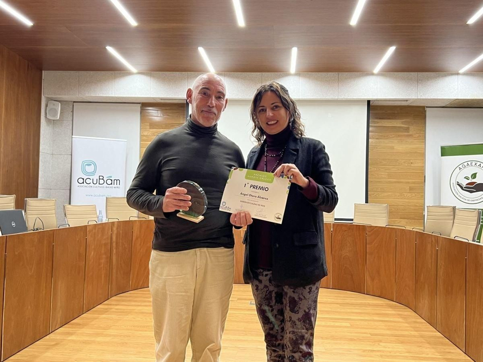 Ángel Otero diseñó el jardín que obtuvo el primer premio, con la alcaldesa de Tomiño Sandra González.