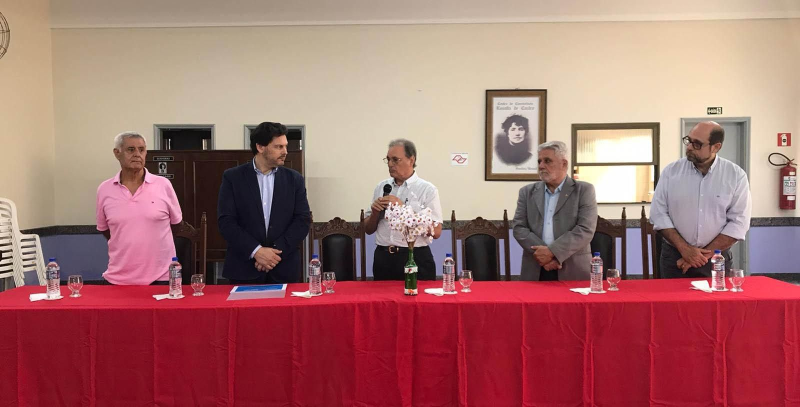 Foto de Archivo de una visita de Antonio Rodríguez Miranda a la entidad, En el medio, Casto Vieitez, el presidente