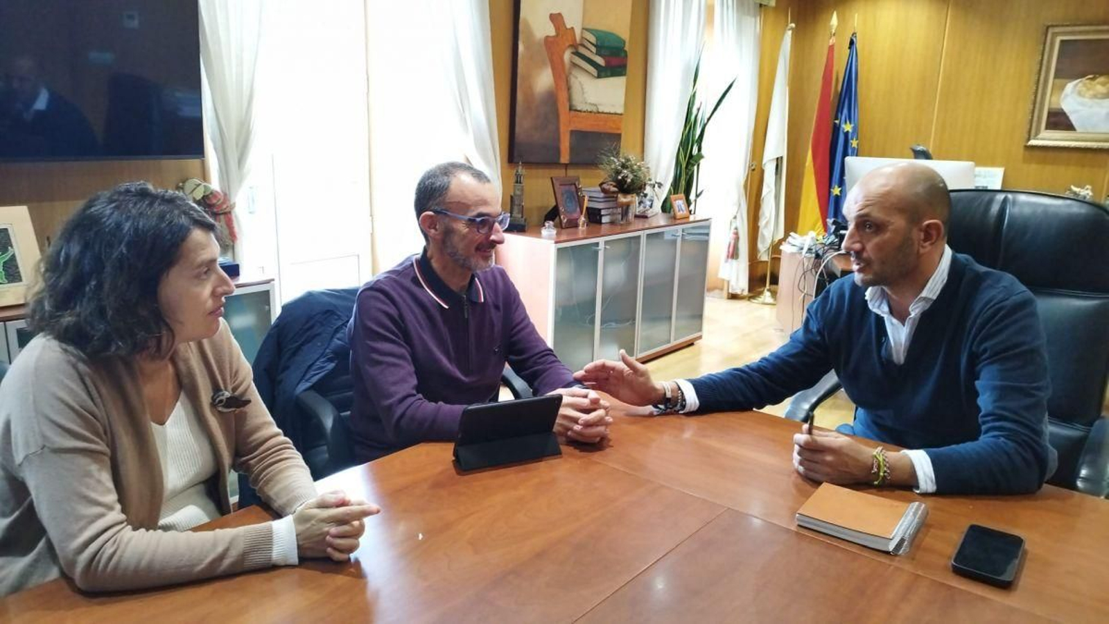 Lucía Maquiera y Santiago González, de Red Acoge y ONG Diversidades, con el alcalde Alejandro Lorenzo.