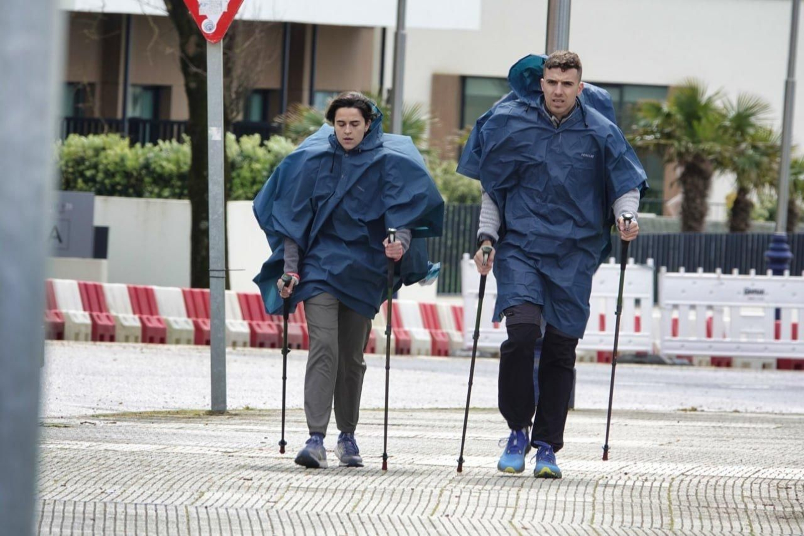 Peregrinos con lluvia en Vigo. // Vicente Alonso