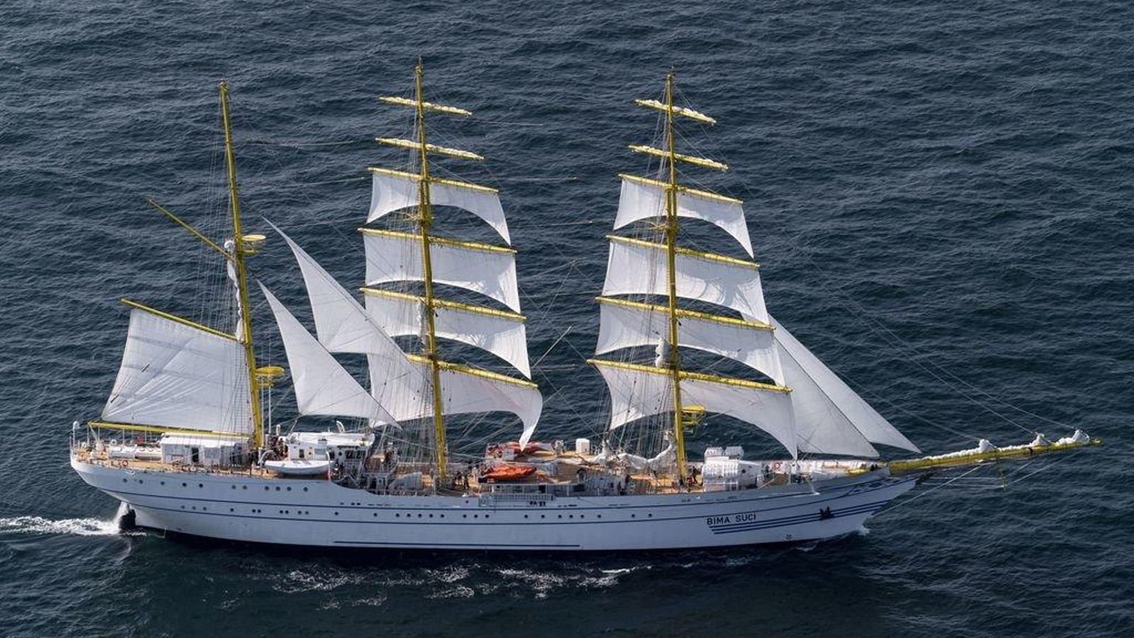 El barco cuenta con 3.250 metros cuadrados de velamen y 110 metros de eslora.