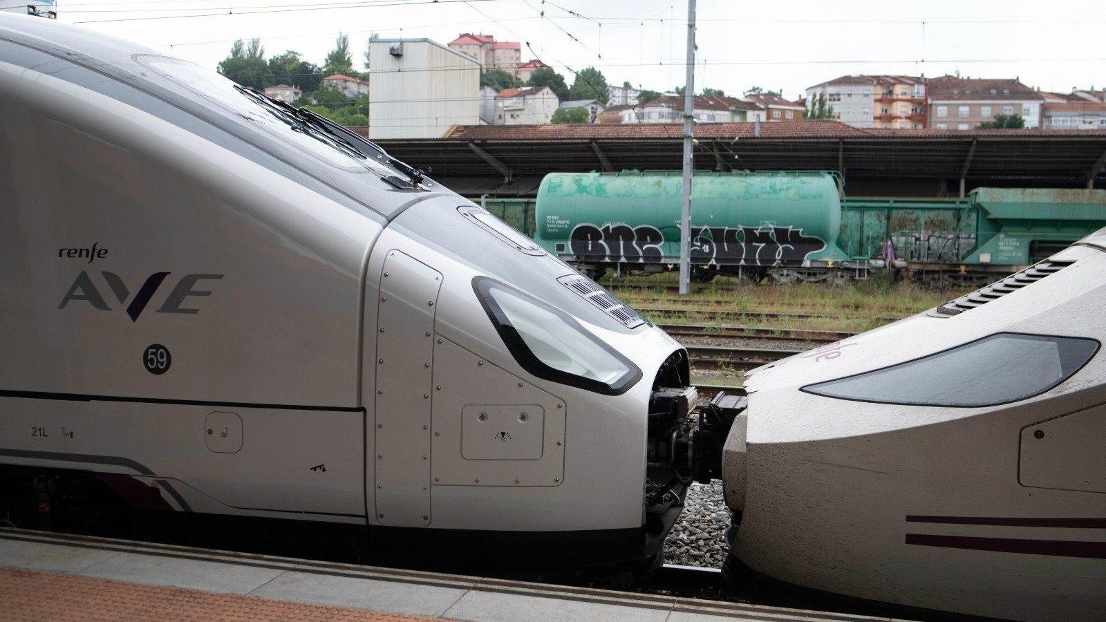 El tren Alvia siendo remolcado.