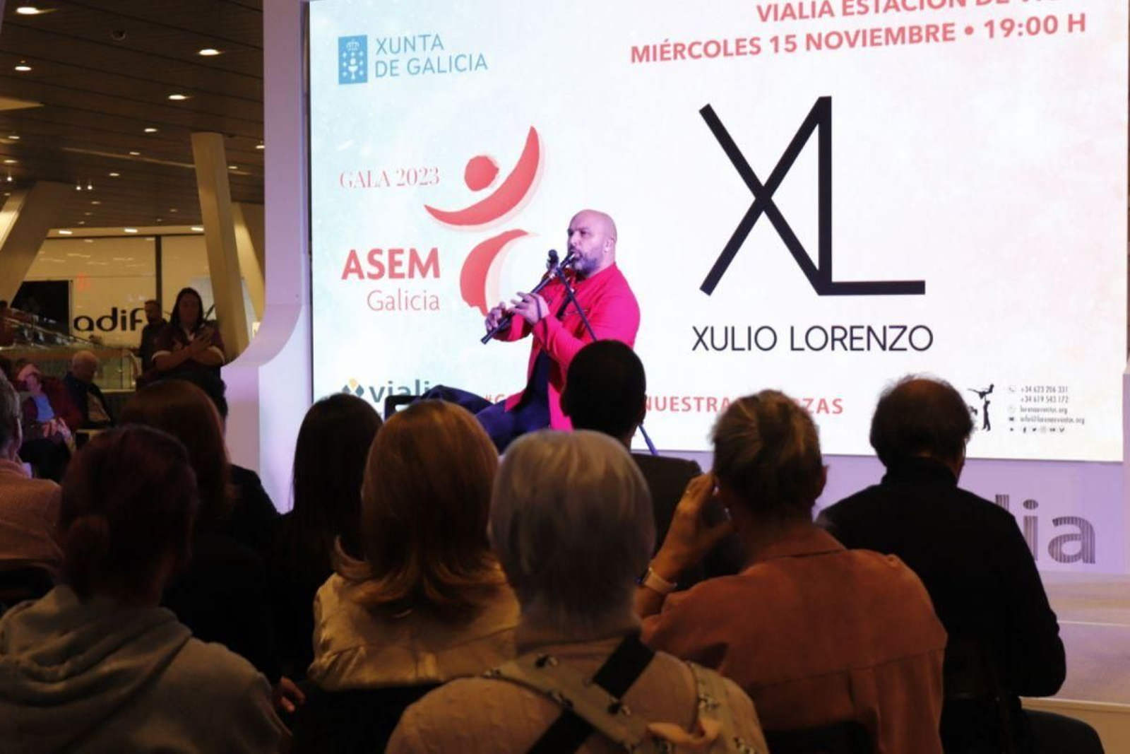 El músico Xulio Lorenzo, ayer en la gala benéfica de Asem.