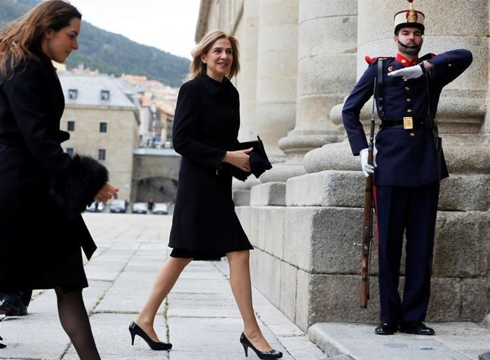 La infanta Cristina (c), ha llegado hoy al Monasterio de San Lorenzo de El Escorial