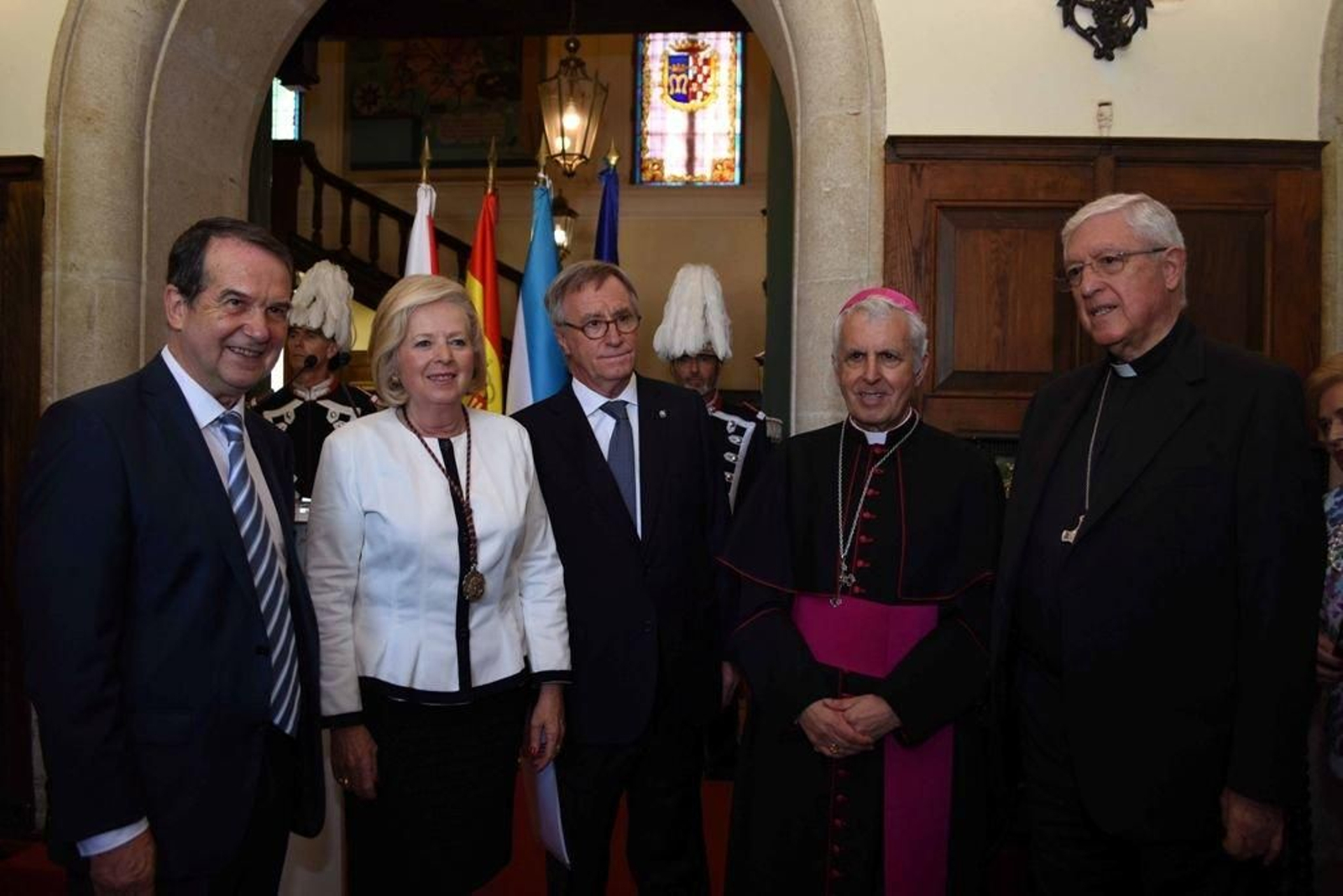 El alcalde Abel Caballero, con la Hermana Mayor, Marora Martín-Caloto; el pregonero Pedro Gil, con el obispo Luis Quinteiro Fiuza y el predicador, Juan Piris Frigola, obispo emérito de Lleida.0