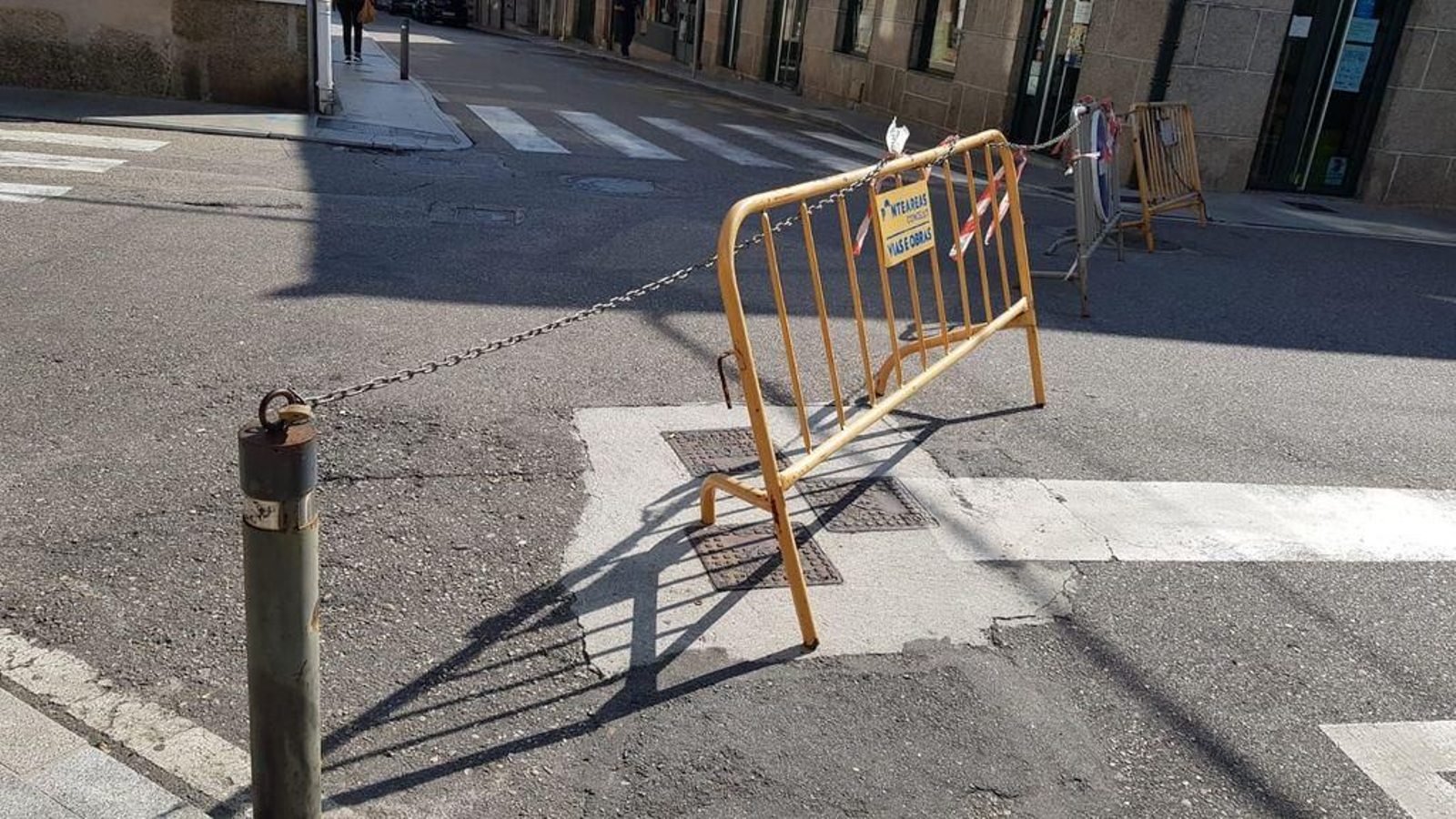 Numerosas calles están cerradas con vallas y candados.