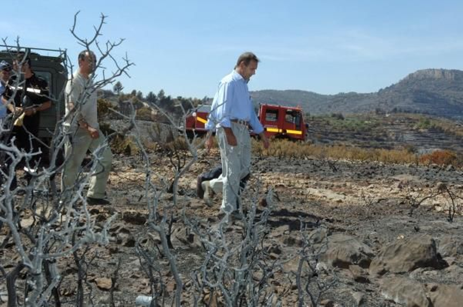 La zona quemada en Alcalatel también recibió la visita del ministro de Defensa.