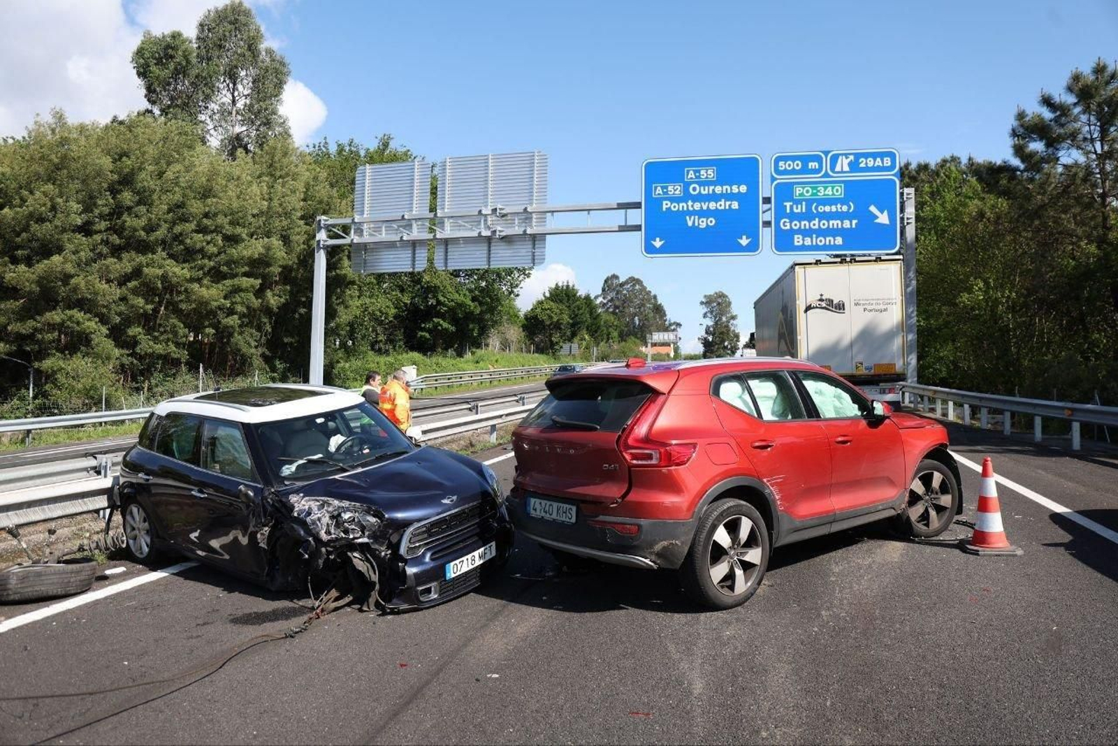 Estado de dos vehículos implicados en el accidente en la A-55. // Alberte