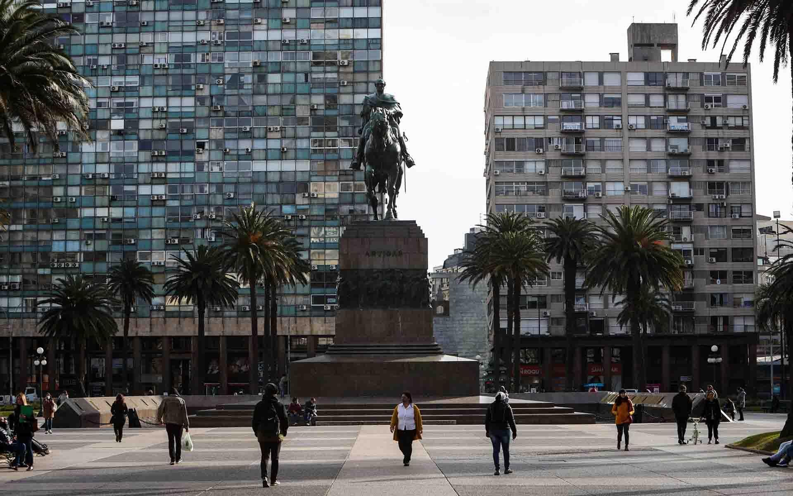 Personas con tapabocas caminan en la Plaza Independencia de Montevideo (Uruguay). EFE/Federico Anfitti/Archivo