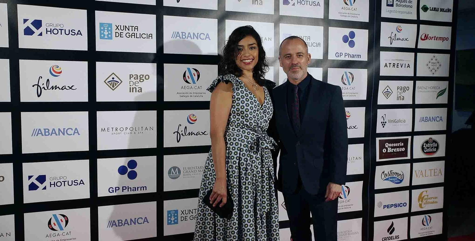 El actor Javier Gutiérrez, acompañado por su esposa.