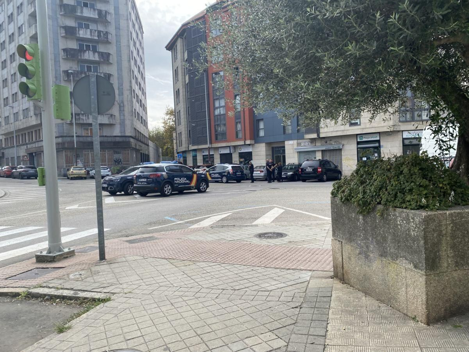 Varias dotaciones de la Policía en el entorno de los juzgados, ayer.