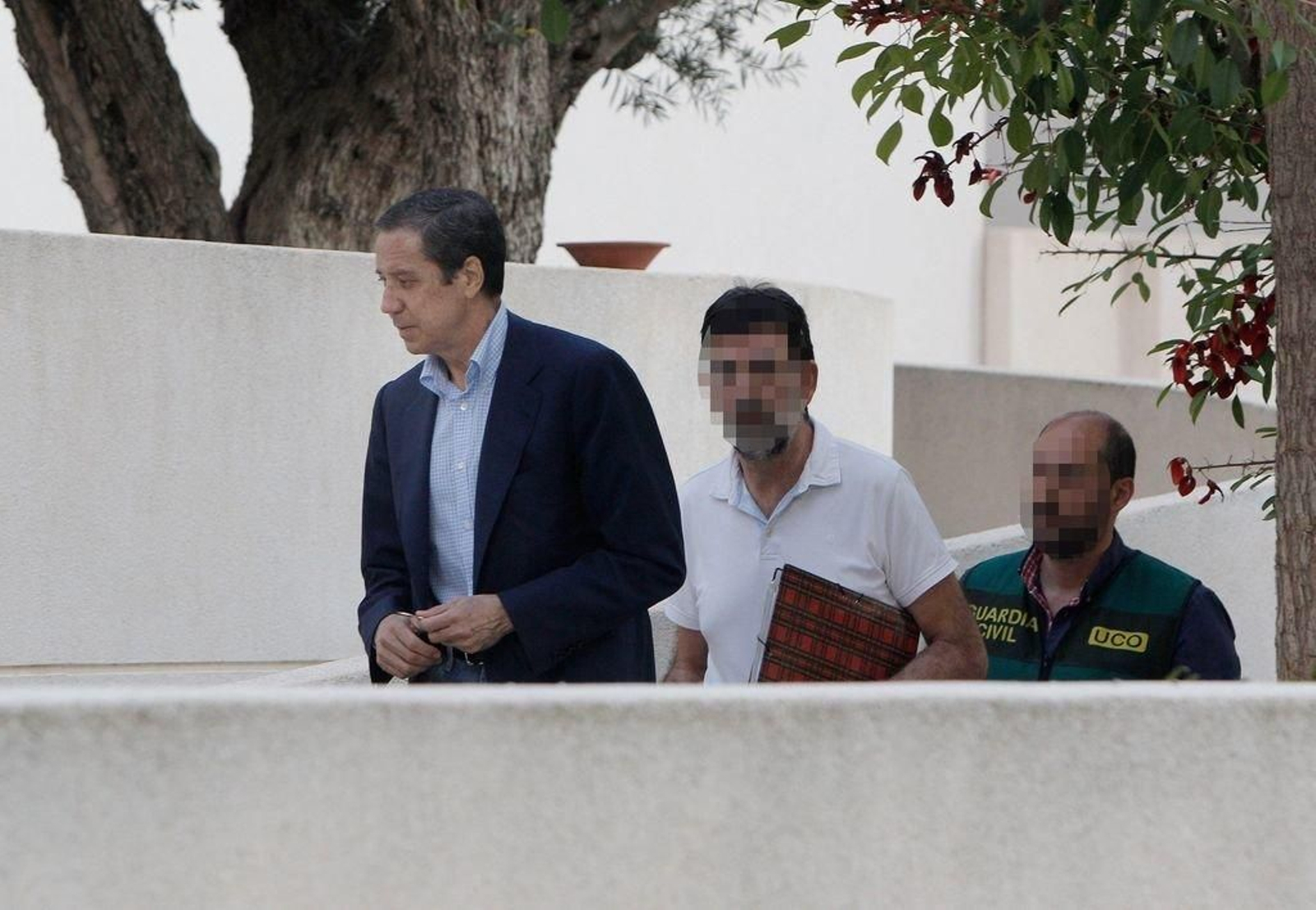 Zaplana, durante el registro de su chalé en Benidorm.