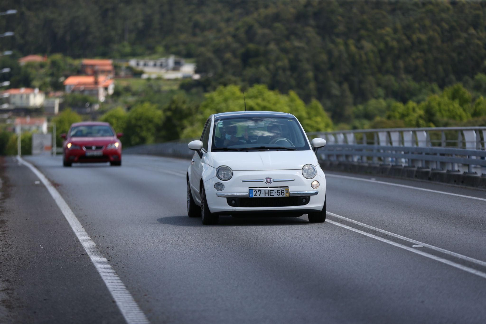 Ambiente de la localidad portuguesa Vilanova de Cerveira, este sábado 1 de mayo, primer día tras la reapertura de fronteras. // Alberte
