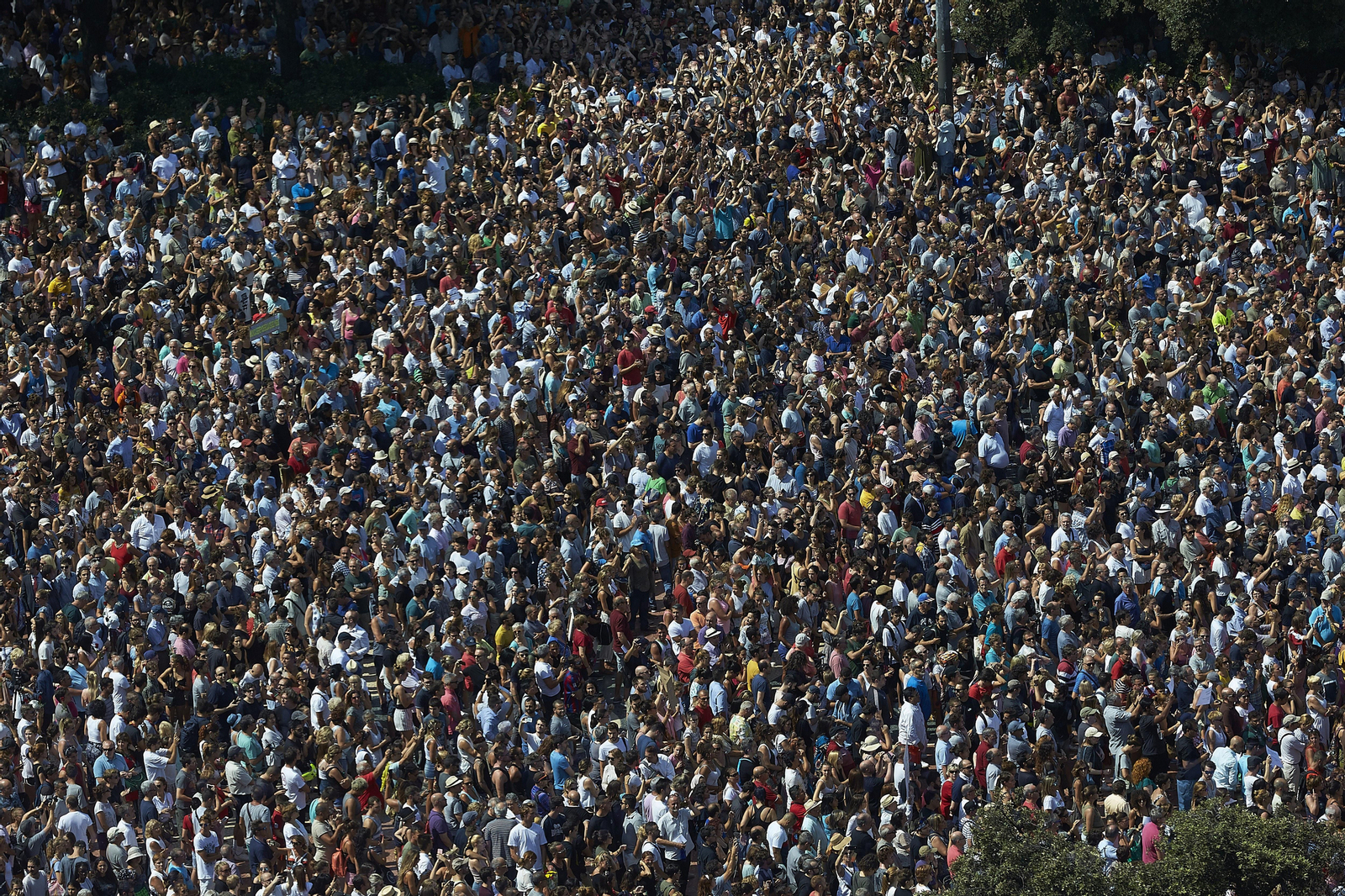 Minuto de silencio por las víctimas de los atentados en la concentración de la Plaza de Cataluña.