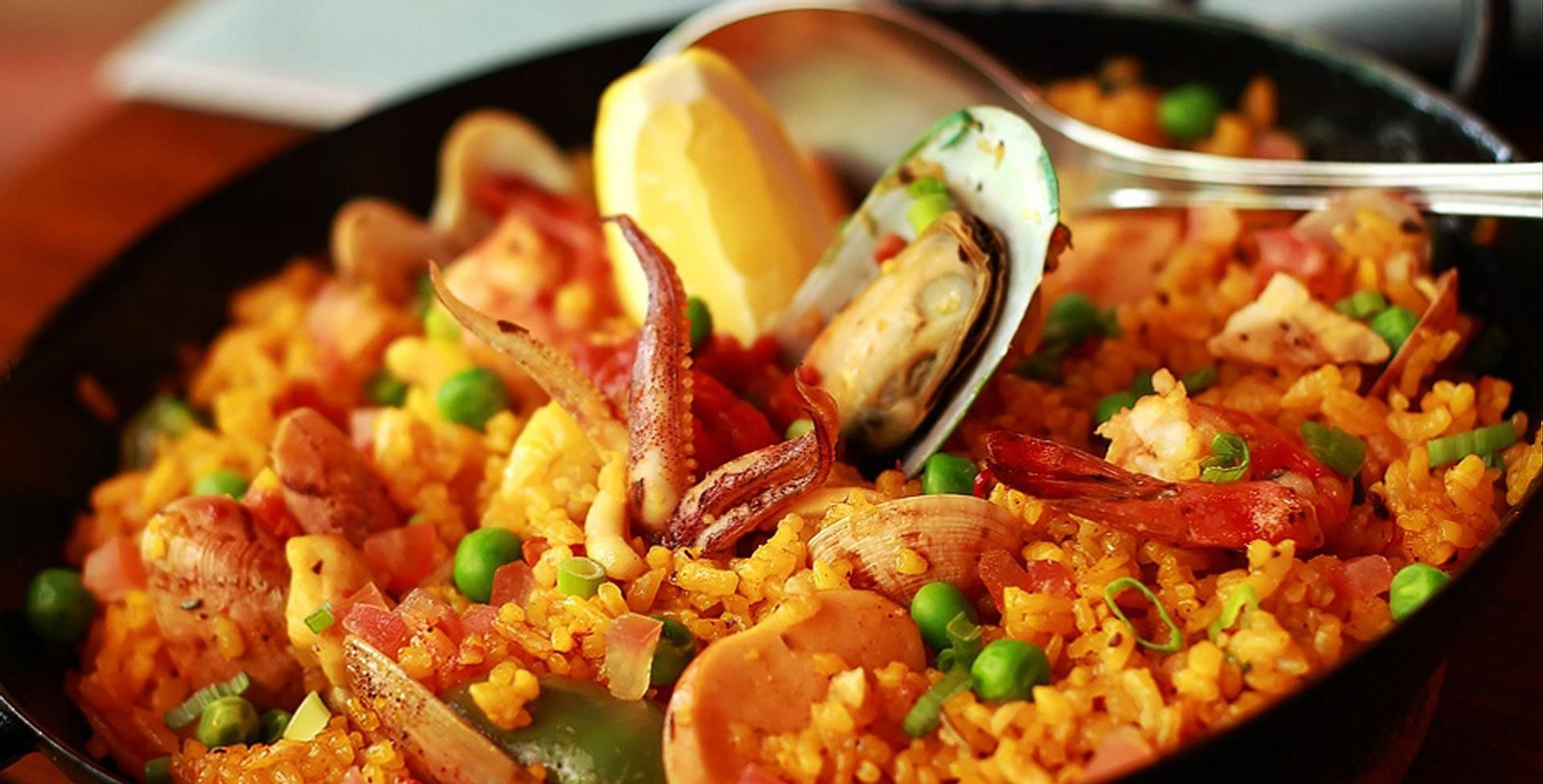 Paella servida en un restaurante español en Miami