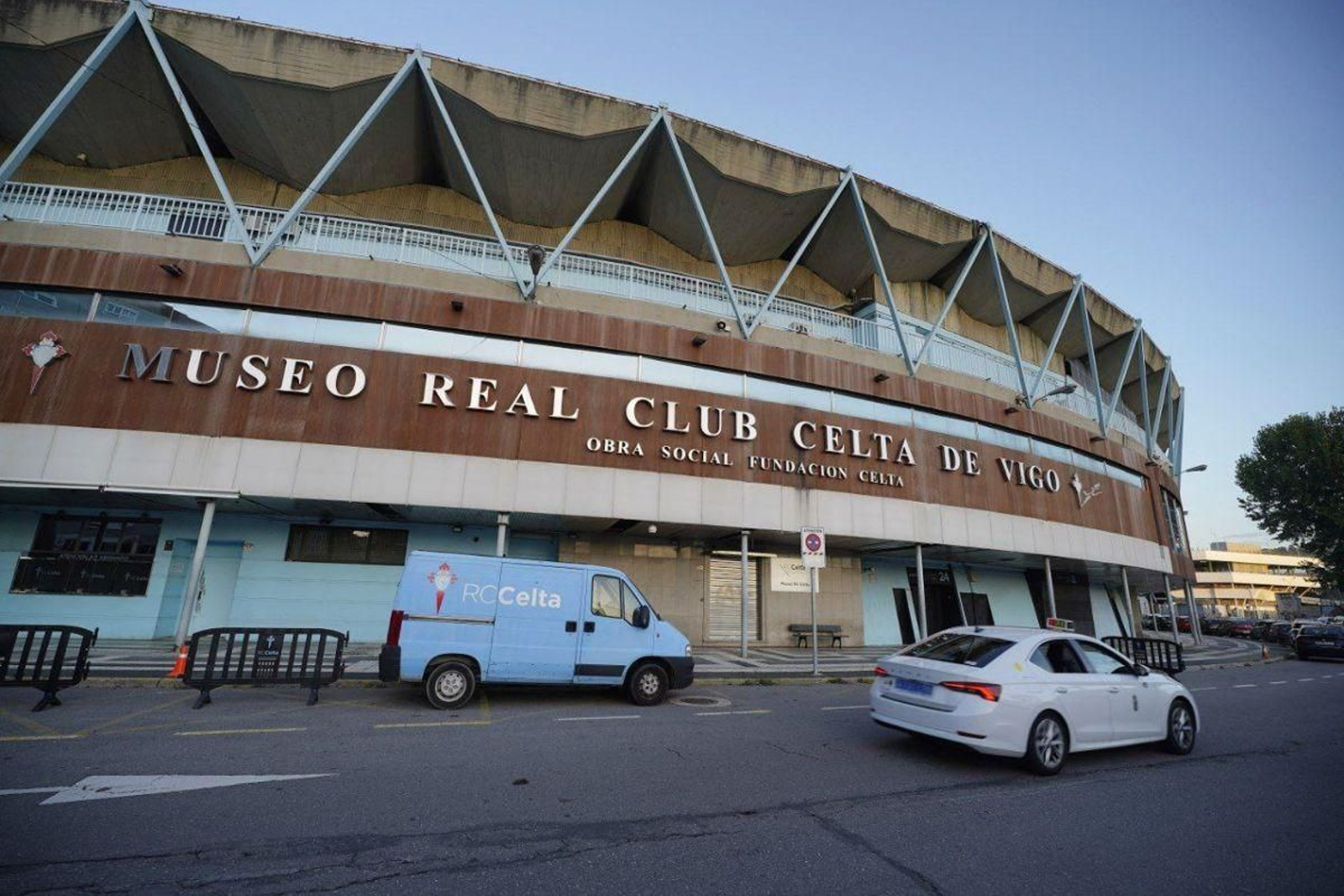 La Diputación se muestra dispuesta a colaborar en la reforma de la grada de Gol.