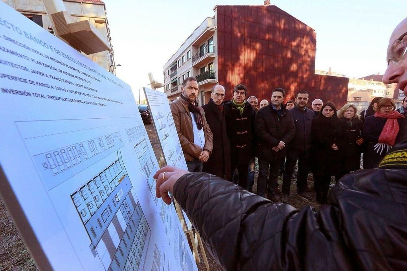 Momento de la presentación ayer en Salceda, del proyecto del Centro de Salud a en terrenos de A Devesa.