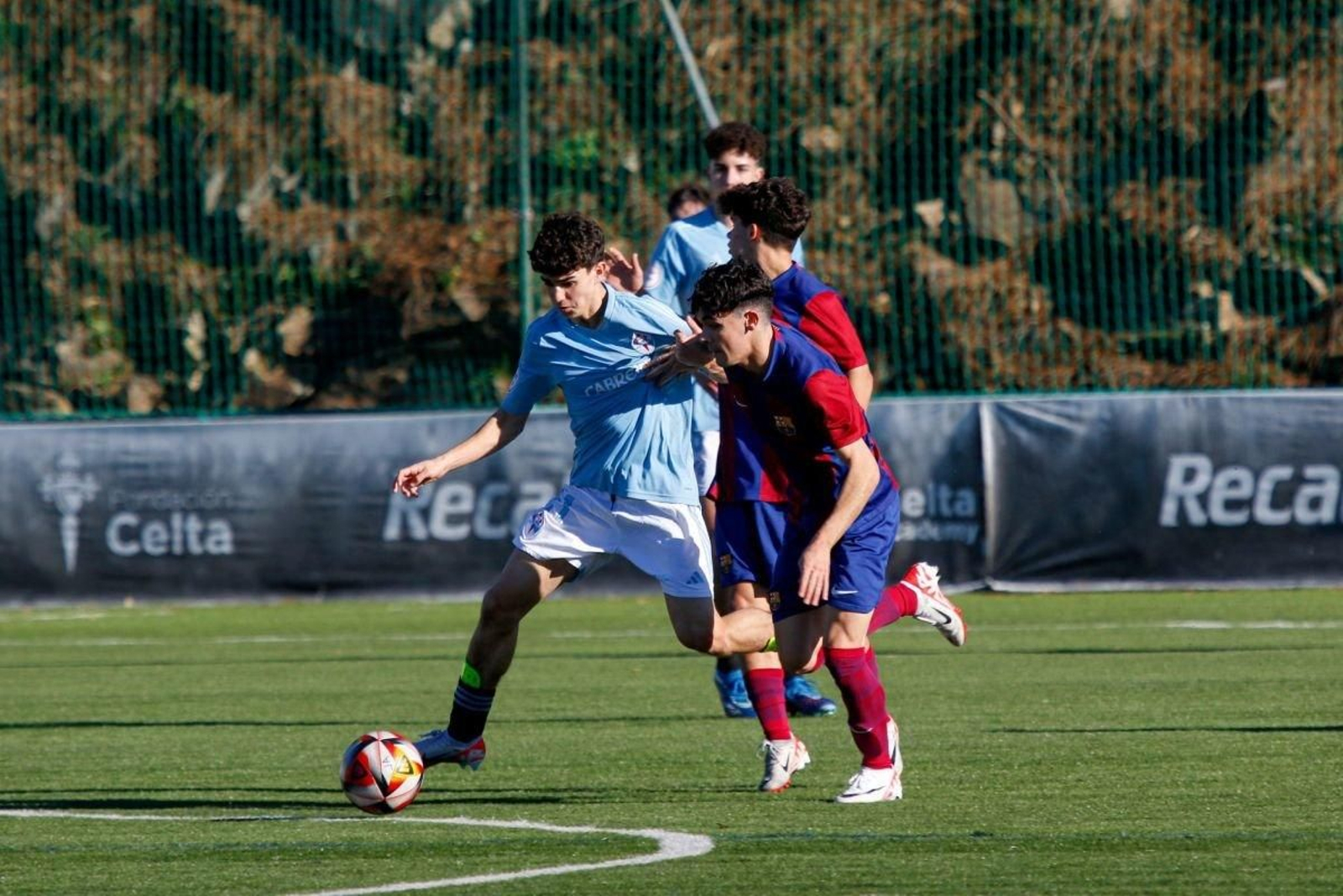 El Celta juvenil fue goleado por el Barcelona en A Madroa.