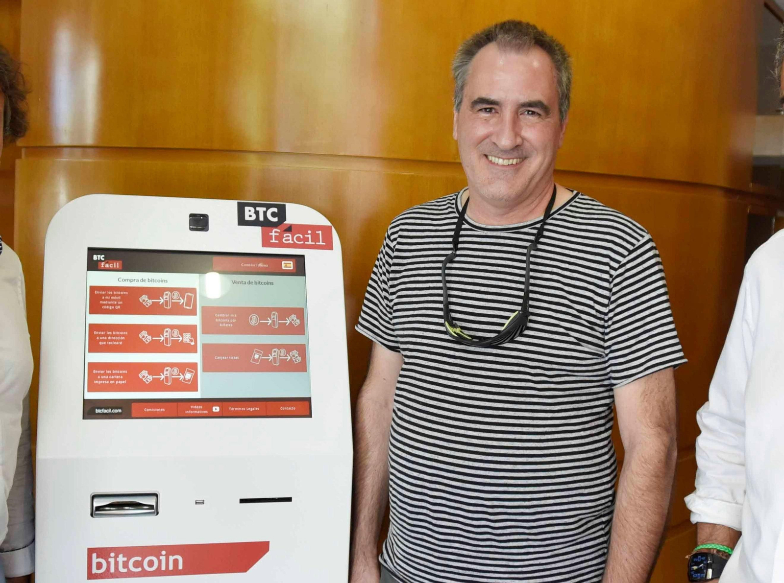 Miguel Pavón en Vigo junto al cajero de Bitcoin en Urzaiz, en la peatonal.