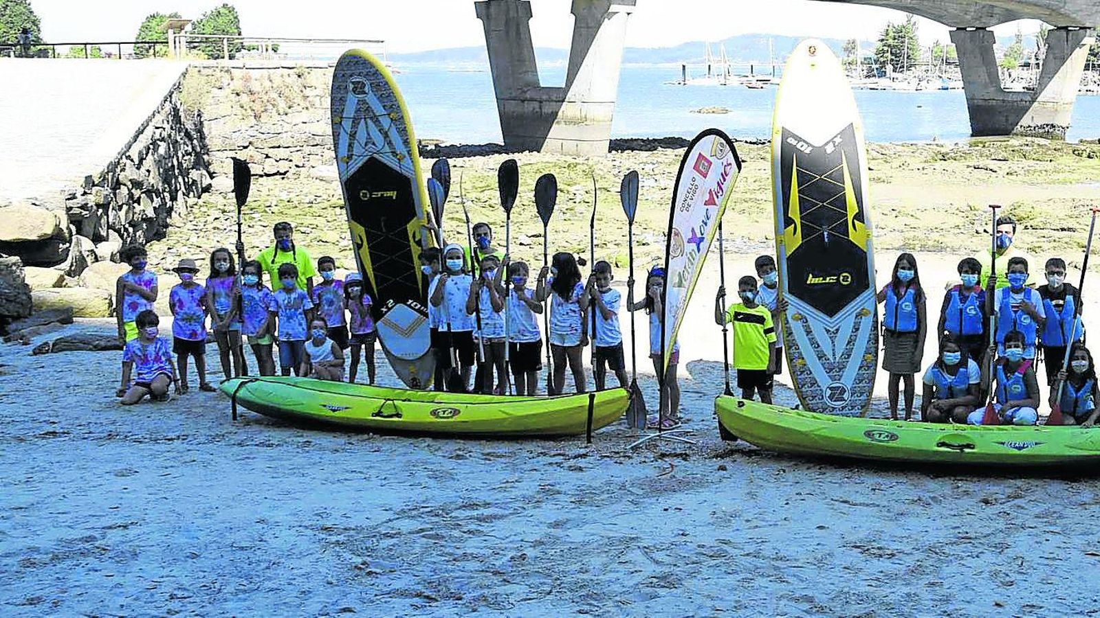 Los niños y niñas que asisten al campamento "Verán Náutico en Bouzas" están divididos en grupos de diez de acuerdo con las restricciones sanitarias.