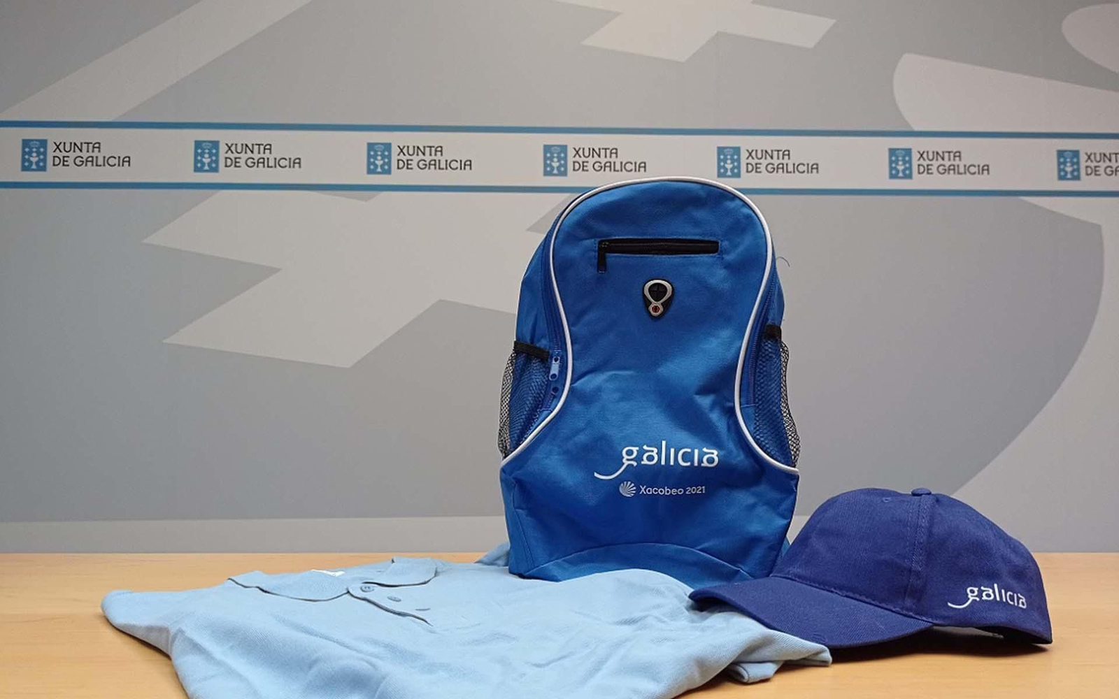El regalo para las niñas y niños consistirá en una mochila, un polo y una gorra