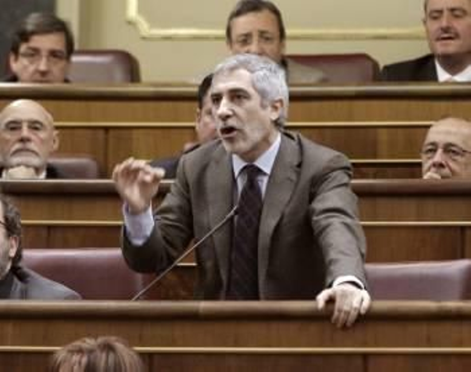 El diputado de IU Gaspar Llamazares pide la palabra durante la sesión constitutiva de la Cámara Baja de la X Legislatura.  (Foto: EFE)