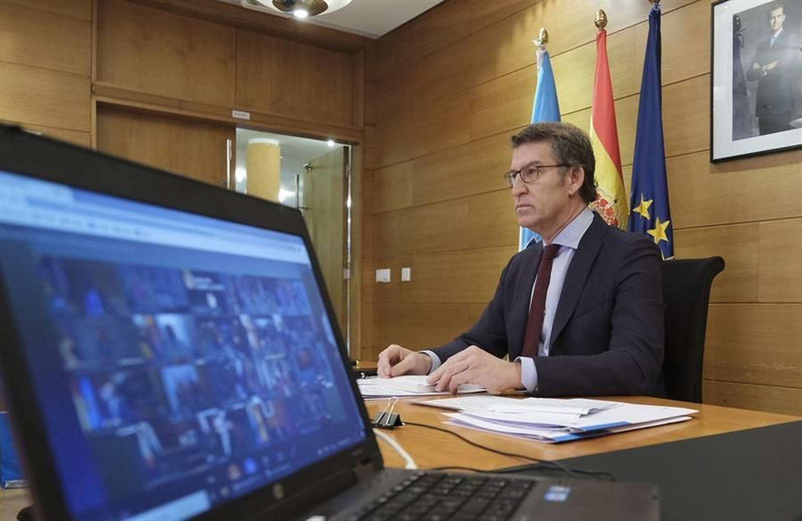 El presidente de la Xunta, Alberto Núñez Feijóo, durante la videoconferencia con el presidente del Gobierno, Pedro Sánchez