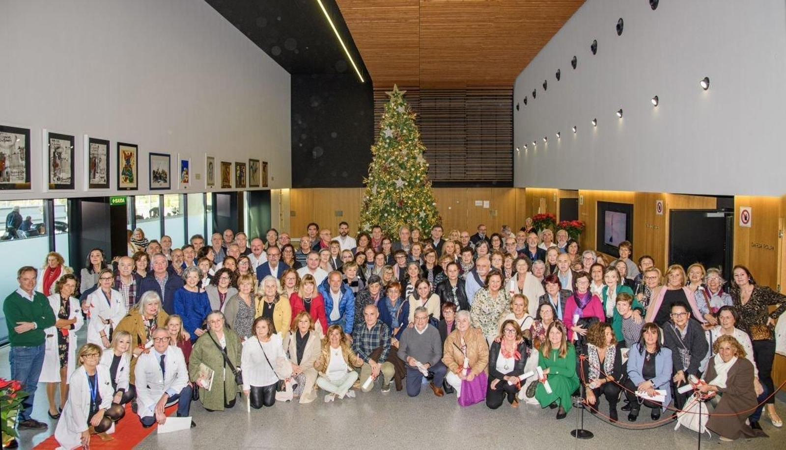 Los jubilados posaron en una foto de familia junto al árbol de Navidad del vestíbulo del Cunqueiro.