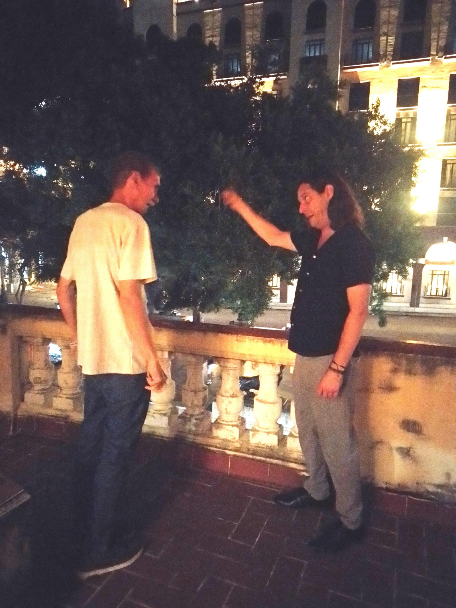 Mariño conversando con Isidro Jiménes, presidente del Centro Andaluz de la Habana.